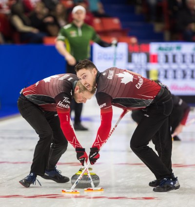 Chelsea Kemp/The Brandon Sun
Brett Gallant, shown sweeping with Geoff Walker, and Team Canada will take on Wild Card in the Brier’s 3-vs.-4 Page playoff game this afternoon at Westoba Place.