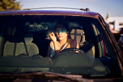 Tim Smith / Brandon Sun
Mikaela Love of Sioux Valley Dakota Nation does her makeup in her car during the first nation's annual powwow this past weekend.