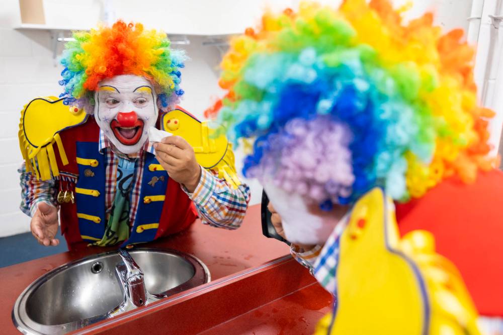 Chelsea Kemp/The Brandon Sun
Doodles the Clown poses for a photo at Manitoba Hydro Auditorium Thursday.