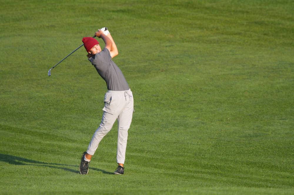 Mack Sanderson made eight birdies to beat Jeri-Ann Lafleche 4 and 2 in the Tamarack golf tournament junior semifinals at Clear Lake Golf Course on Friday. (Thomas Friesen/The Brandon Sun)