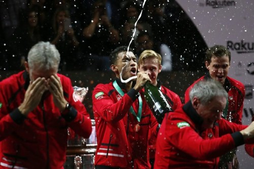 Canada's Felix Auger Aliassime, centre, celebrates with teammate after defeating Australia's Alex de Minaur during the final Davis Cup tennis match between Australia and Canada in Malaga, Spain, Sunday, Nov. 27, 2022. THE CANADIAN PRESS/AP-Joan Monfort