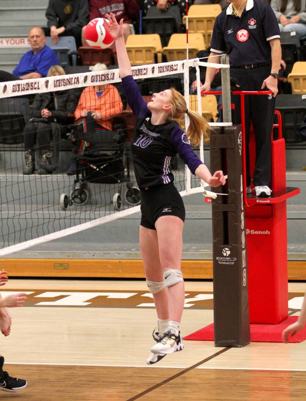 A pass sails out of Vincent Massey setter Ava Plamondon’s reach during the varsity girls’ provincial AAAA volleyball semifinals against Sturgeon Heights in Winnipeg on Wednesday. (Thomas Friesen/The Brandon Sun)