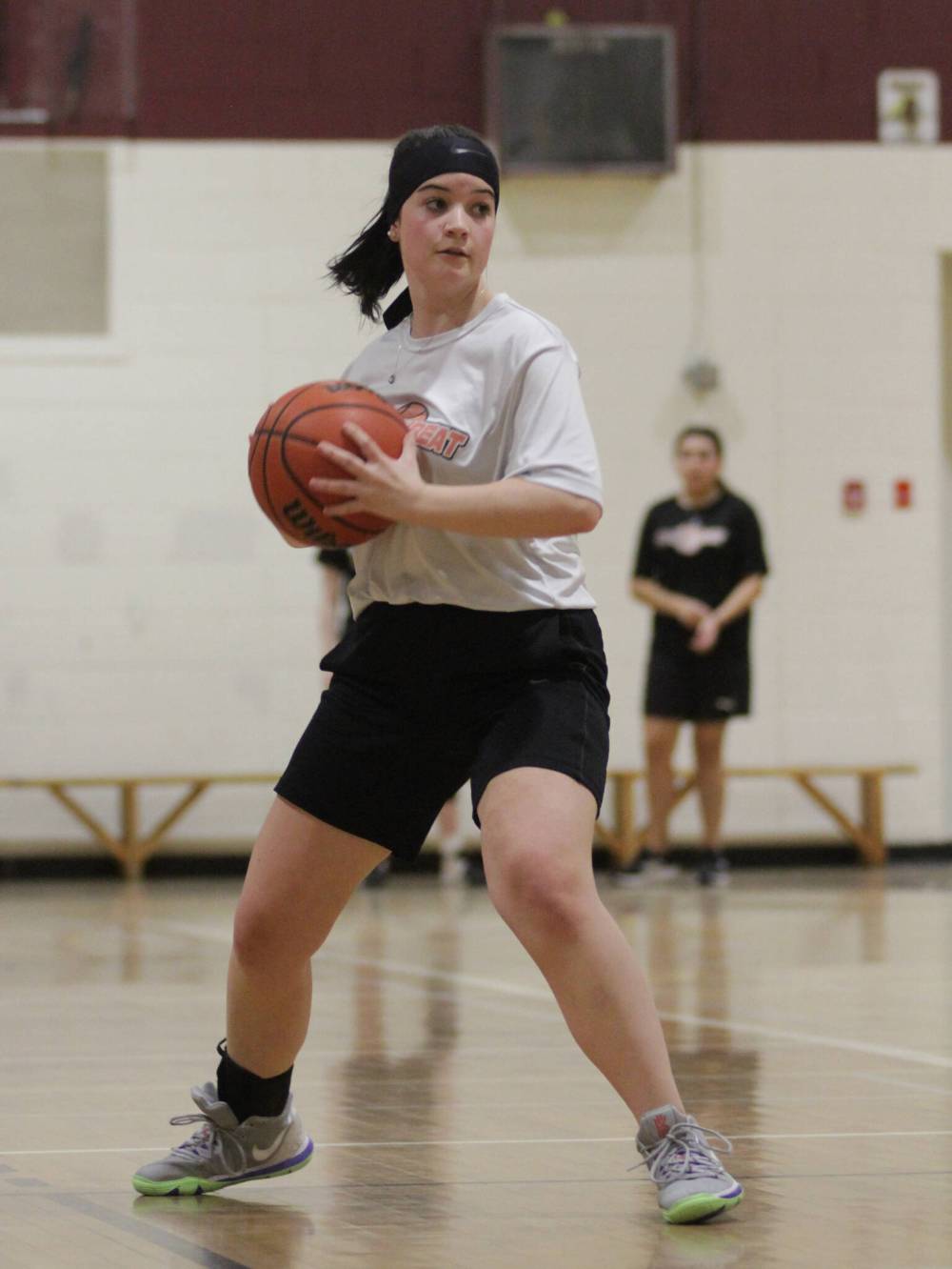 Crocus Plainsmen guard Jorja Luckins fires a pass during varsity girls basketball practice on Wednesday. (Thomas Friesen/The Brandon Sun)