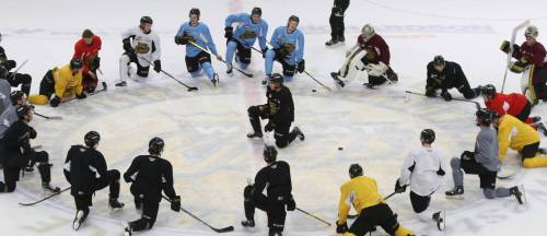 Defenceman Logen Hammett, in the centre, leads his Brandon Wheat Kings teammates in a stretch after practice at Westoba Place on Thursday. The Wheat Kings host the Winnipeg Ice tonight at 7. (Perry Bergson/The Brandon Sun)