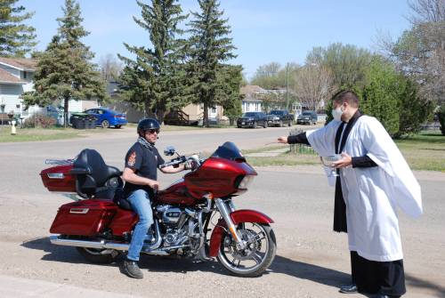 Pastor Jonathon Hoskin of St. George’s Anglican Church in Brandon blesses a motorcycle and its driver during a “Blessing of the Wheels” ceremony in 2021. The ninth annual Blessing of the Wheels will take place at 114 Ashgrove Blvd. on May 30. (File)