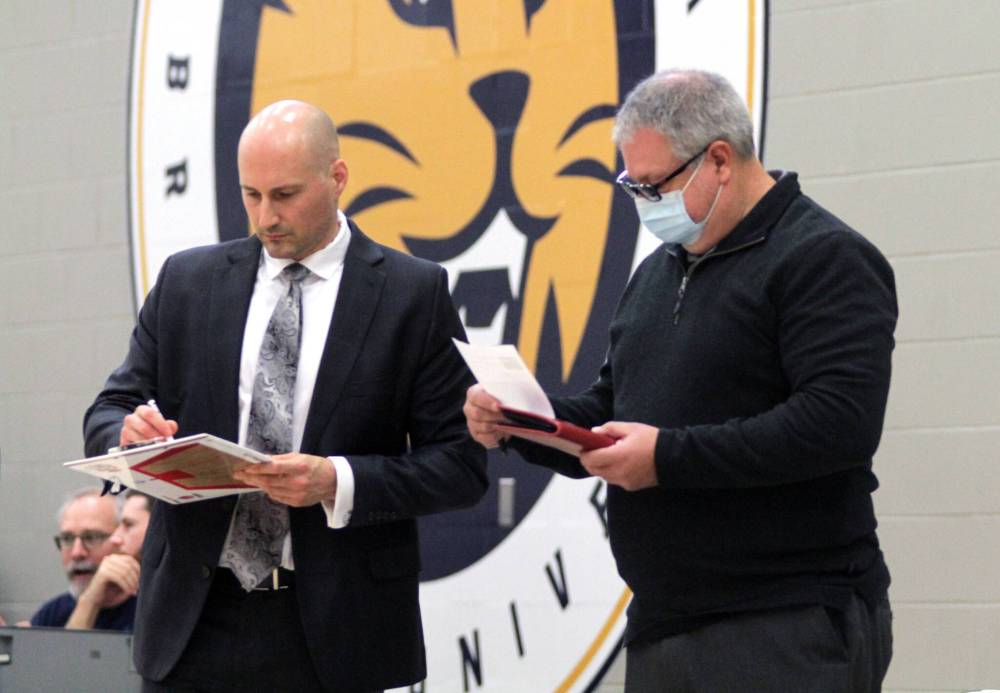 Brandon Sun Winnipeg Wesmen head coach Mike Raimbault, left, and assistant Don Thomson go over plans for the second half of their Canada West men’s basketball game against the Brandon Bobcats on Saturday. (Thomas Friesen/The Brandon Sun)