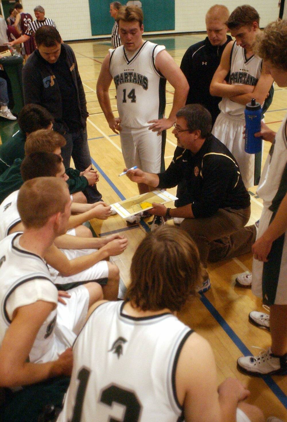 Spartans’ coach Don Thomson talks to his players during the 2007 Brandon Sun Spartan Invitational basketball tournament. (Brandon Sun files)