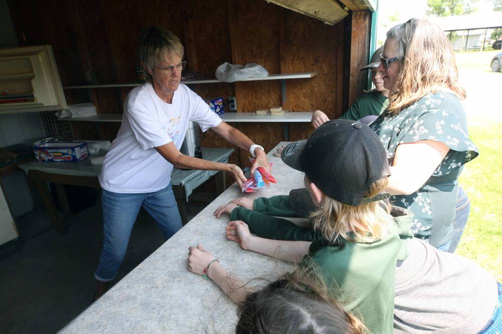 The Boissevain Home and Hobby 4-H Club stops at the canteen for freezies during the 4-H Zone Rally earlier this month. (Connor McDowell/Brandon Sun)