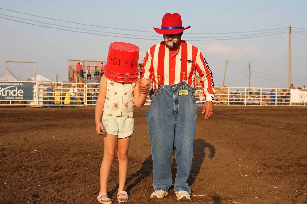 Rodeo clown Scott Byrne entertains spectators at the Manitoba Threshermen’s Reunion and Stampede rodeo in Austin on Thursday evening. (Tim Smith/The Brandon Sun)