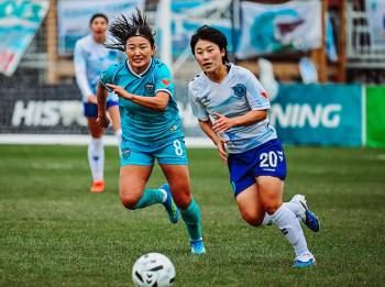 NSL PHOTO
                                Halifax Tides&rsquo; Cho so-Hyun (left) and Ottawa Rapid&rsquo;s Jung Minyoung race to the ball in Week 1 action. The two club&rsquo;s clash for the third time this season in a much-anticipated Friday matinee tilt.