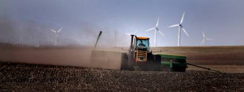 An area farmer seeds his crop on fields between Manitou and St. Leon as windmills from the Manitoba Hydro wind farm rotate in the background. A proposed First Nation wind farm project faces opposition. (Phil Hossack/Winnipeg Free Press files)