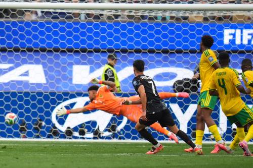 Canada&rsquo;s Stephen Eustaquio (7) scores their opening goal against South Africa during the World Cup round of 32 soccer match in Inglewood, Calif., near Los Angeles, Sunday, June 28, 2026. (AP Photo/Manu Fernandez)