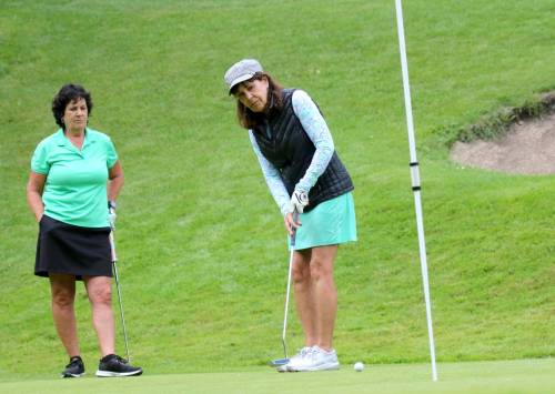 Jody Bieber, right, putts while teammate Jayne Troop watches during their Tamarack ladies scramble quarterfinal on Wednesday. (Thomas Friesen/The Brandon Sun)
