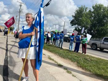Bozena Turczynowicz retired last month after working for Dynacare for 26 years, but showed up at an information picket outside the Dynacare laboratory on King Edward Street in Winnipeg on Wednesday. (Carol Sanders/Winnipeg Free Press)