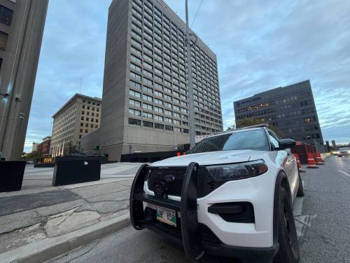 A Winnipeg Police Service vehicle outside of the construction site at the Fairmont Winnipeg at 2 Lombard Place on Thursday. (Morgan Modjeski/Winnipeg Free Press)