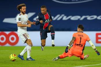 Thibault Camus / THE ASSOCAITED PRESS FILES
                                Former Girondins de Bordeaux defender Paul Baysse (left) has been hired as the club&rsquo;s assistant coach. Baysse is part of Bordeaux&rsquo;s rebuild after the team was sold early last month for one euro.